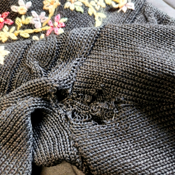 FLORAL TRIM KNIT SWEATER - Picture 9 of 9